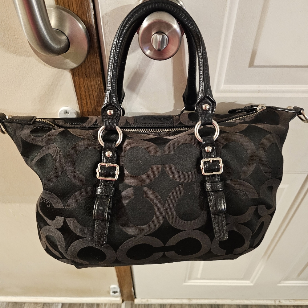GUC COACH BLACK SHOULDER BAG. MISSING ORIGINAL ZIPPER PULL